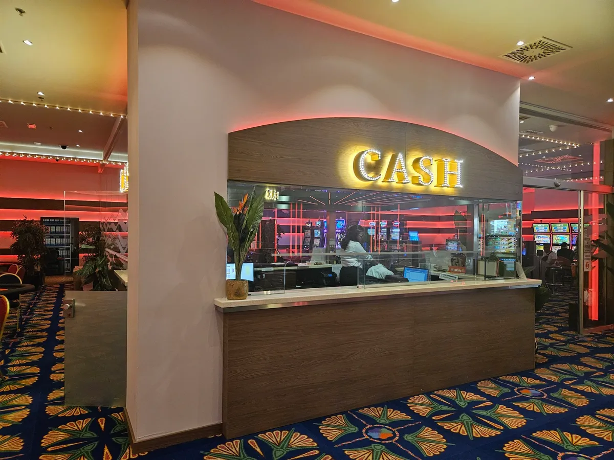 Recepcija casina s osvijetljenim natpisom