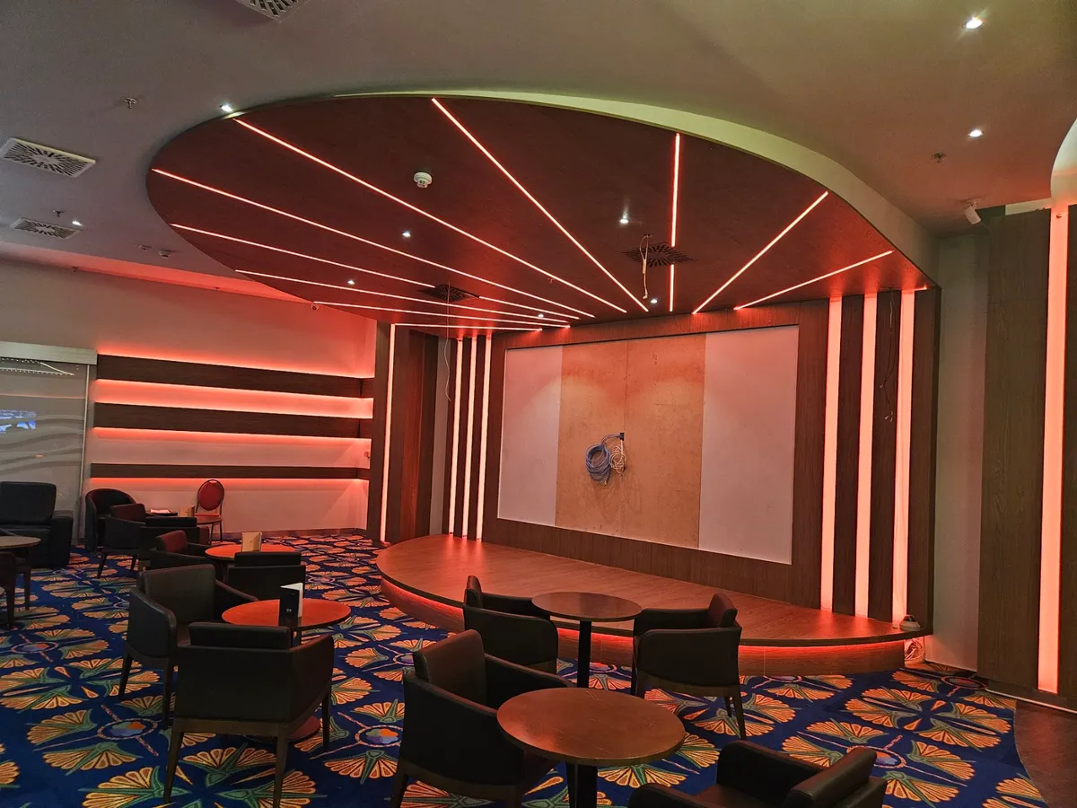 Interijer casina s LED rasvjetom u crvenim tonovima