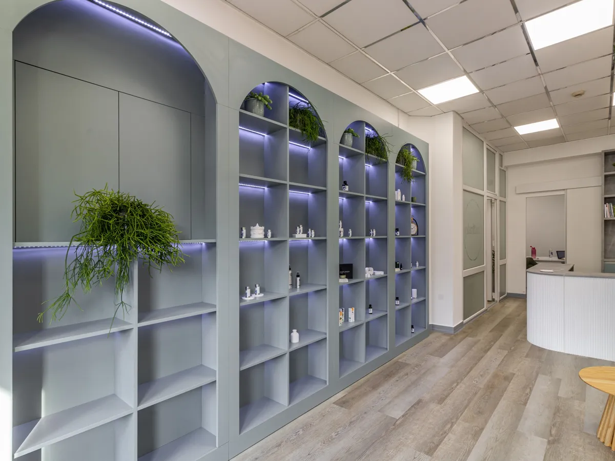 Salon s lučnim policama i recepcijskim pultom